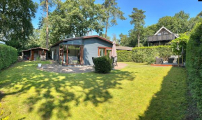 Dubbele chalet op recreatiepark Topparken op de Veluwe in Beekbergen met grote vrije tuin en eigen parkeerplaats
